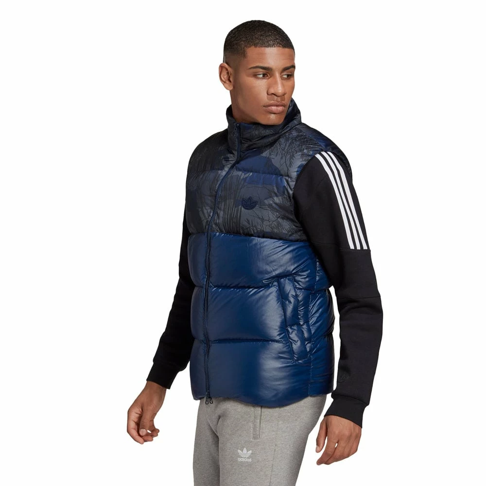 Billig ✔️ Adidas Originals Regen Daunenweste Camo Print/Blue Herren 😉 – Bild 2
